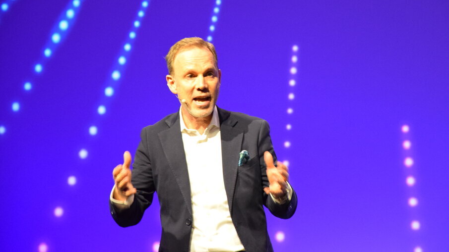 EAO President Dr Ronald E. Jung officially opened the event.