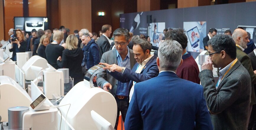 After the presenations, attendees had the opportunity to try the new milling and grinding unit. (Image: Dental Tribune International)