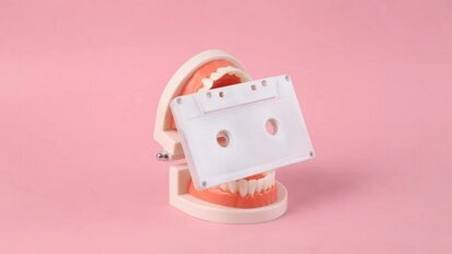 Hudba na pozadí zlepšuje klinické kompetence studentů zubního lékařství