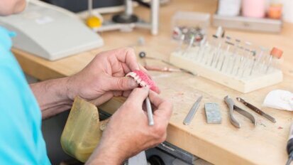 Técnicos em prótese dentária estão propensos à dermatite de contato por metais