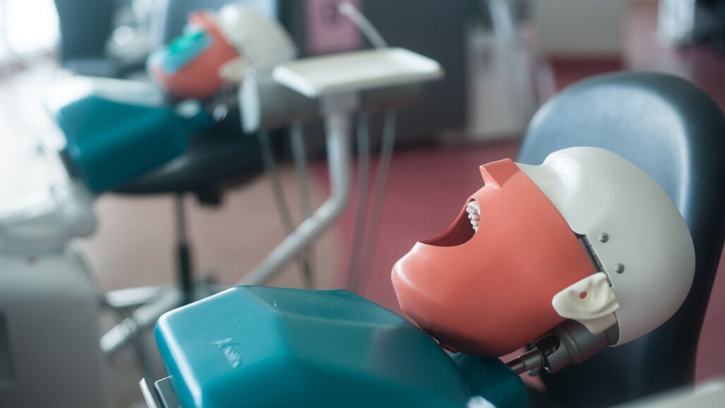 Simulated phantom heads might not yet be an improvement to dental instruction