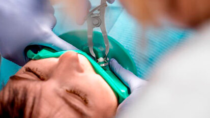 Dentista accusato per la morte di un paziente dopo aver cercato di estrarre 20 denti