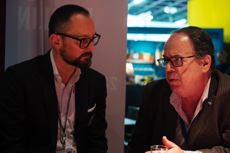 Steve Jones (vpravo) zastával pozice s různými oblastmi zodpovědnosti, zejména různé prodejní a marketingové pozice v oboru stomatologie.