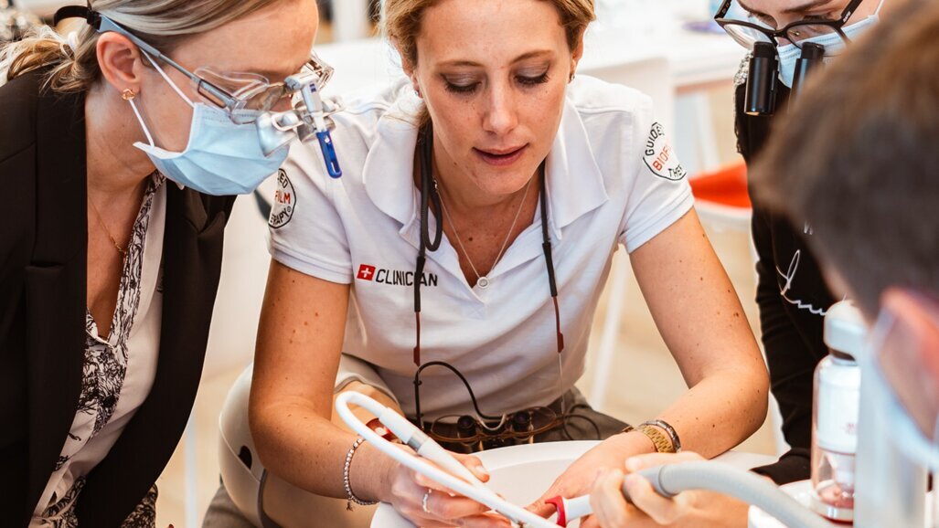 EMS e Curaprox: un’alleanza per rivoluzionare la prevenzione odontoiatrica