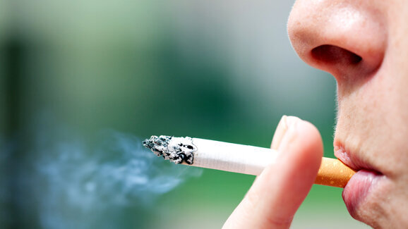Höheres Mundkrebsrisiko durch Morgenzigarette
