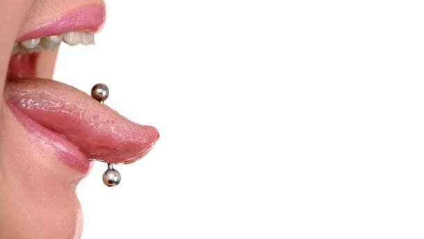 Kolczyki w języku mogą niszczyć zęby