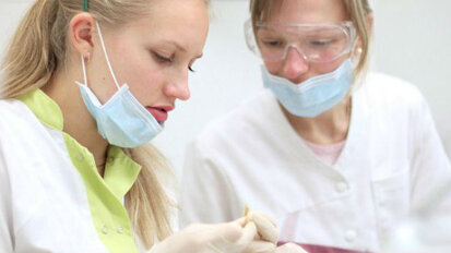 I neo-odontoiatri scozzesi fuggono all’estero