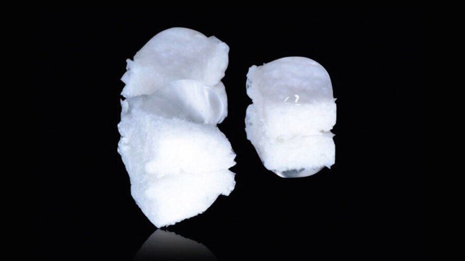 Fig. 5 - Applicazione del gel Regenfast sulla matrice Fibro-Gide per imbibirla. 