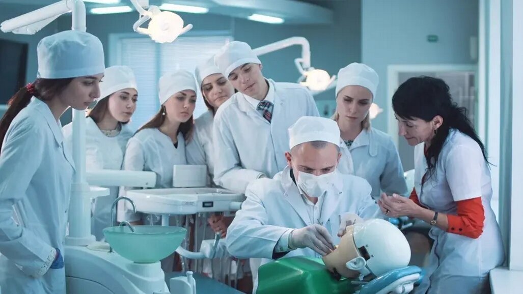 Jsou haptické trenažéry pro výuku zubního lékařství lepší než fantomové hlavy?