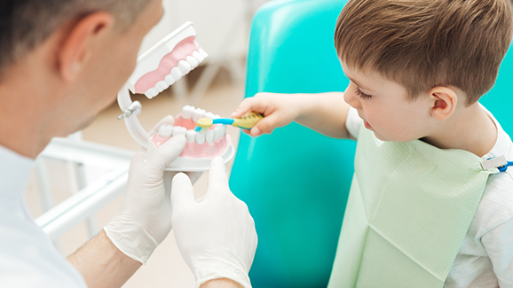 Fluoridlacke bei Schmelzkaries an Milchzähnen