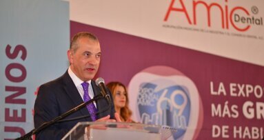 AMIC Dental y UNAM entregan miles de becas