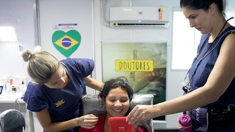 Figura 6. La sonrisa radiante de una paciente tras un exitoso tratamiento odontológico.