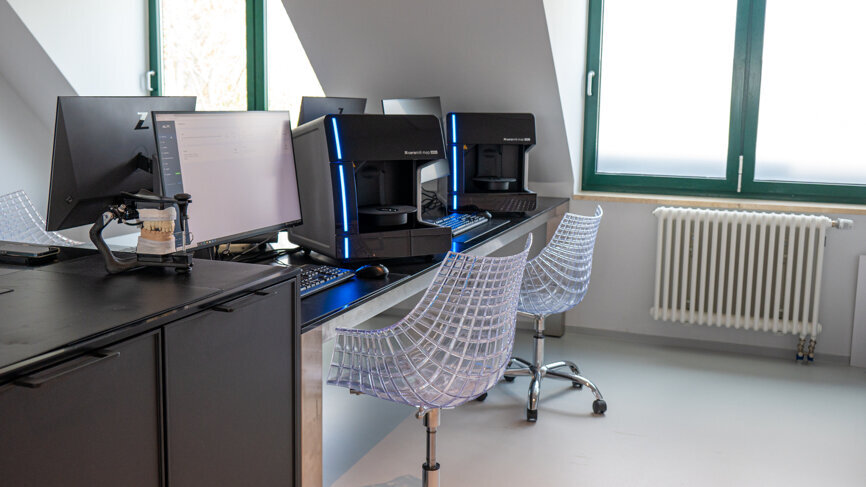 In der neuen Berliner Ausbildungsstätte kommt das Ceramill-System zum Einsatz. Zu sehen ist der Artex CR „Blackedition“ Artikulator, sowie der Desktop-Scanner Ceramill Map 600+, die beide mit der Software Ceramill Mind gekoppelt sind. © Amann Girrbach