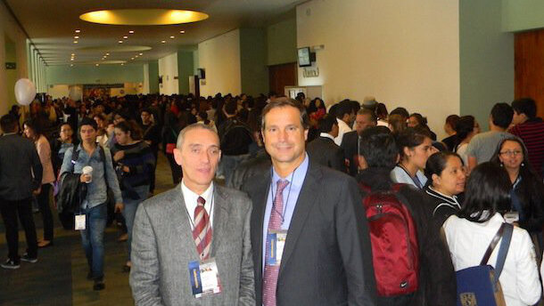 Una técnica que mezcla biomaterial particulado con el tejido blando