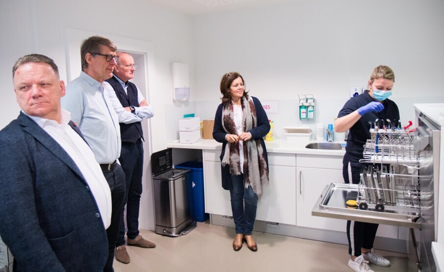 In de sterilisatieruimte van CBT Midden-Brabant. Midden: office manager Monique Kruize.