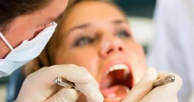 Speeksel voorkomt schade van bacteriën in mond