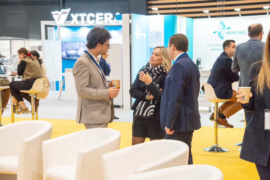 De gauche à droite, Dr Benjamin Évieux, co-président d'Aria Digital, Marylin Michel, chargée de mission à l'UFSBD, et Dr François Perrier, président de l'UFSBD. (Photo : Cécile Bouchayer)