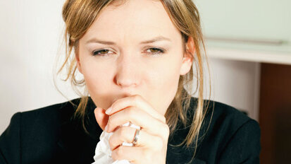 Lors d’une quinte de toux, une femme anglaise crache une tumeur de la gorge