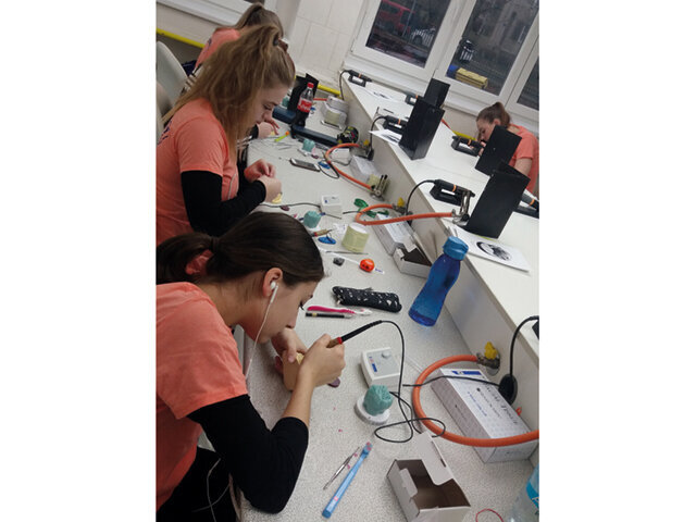 Po přestávce následovala hlavní část soutěže, a to modelace 3 horních frontálních zubů – 3 sólo korunek stojících vedle sebe.