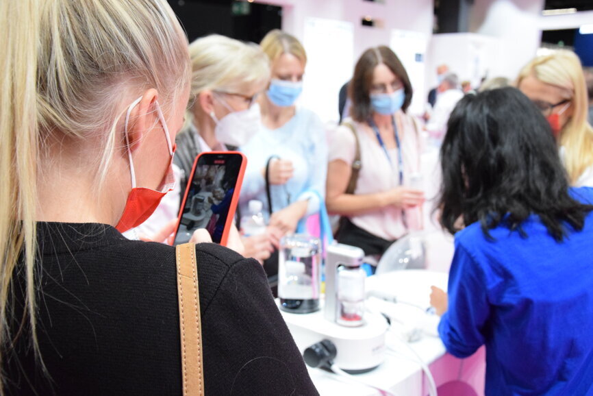 Product demonstration at the EMS booth. (Image: Dental Tribune International) 