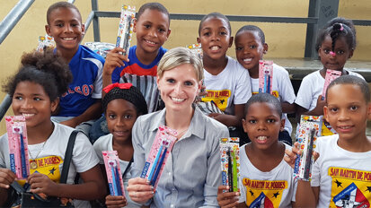 Dentalhygienikerin sendet Mundhygieneartikel über den Atlantik Dentalhygienikerin sendet Mundhygieneartikel über den Atlantik