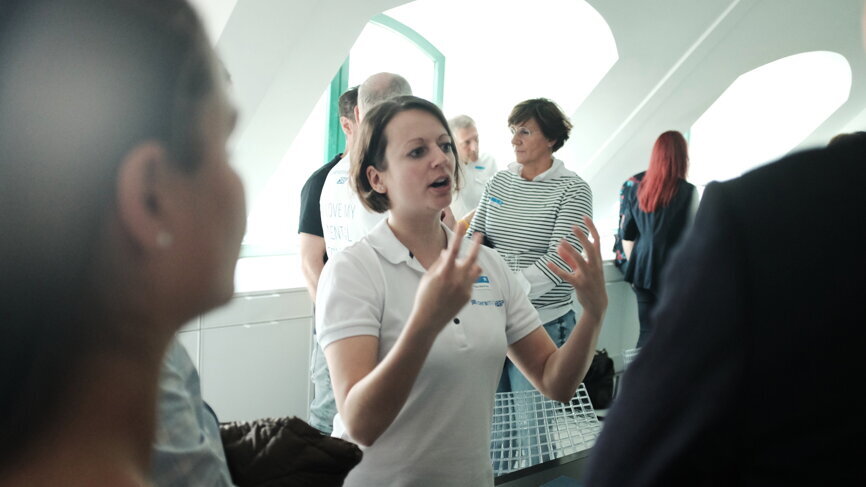 Cornelia Reinhold, Produktspezialistin bei Amann Girrbach, erläuterte das Ceramill DRS-System. © Jeremy Booth, Dental Tribune International 