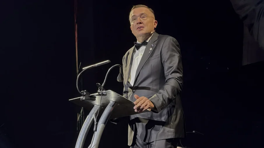 Prezident České stomatologické komory doc. MUDr. Roman Šmucler přivítal účastníky kongresu v Praze.