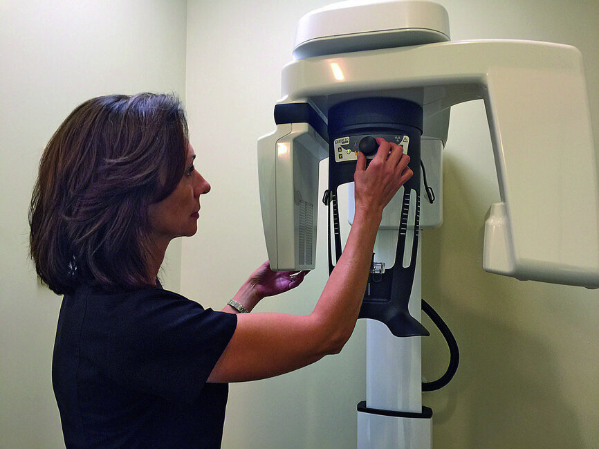 Fig. 2: Acquiring a CBCT scan with the CS 8100 3D (Carestream).