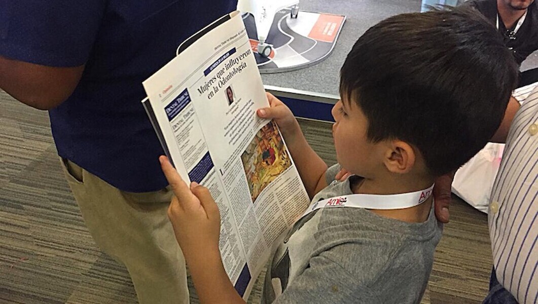 Odontólogos, técnicos dentales, estudiantes y personas de todas las edades recibieron ejemplares de Dental Tribune y de AMIC Today, el periódico de ferias de la editorial. Incluso niños y hasta un osito de peluche, como se aprecia en las fotos, se divirtieron y aprendieron leyendo la publicación más leída en América Latina. (Fotos: Michelle Arias)