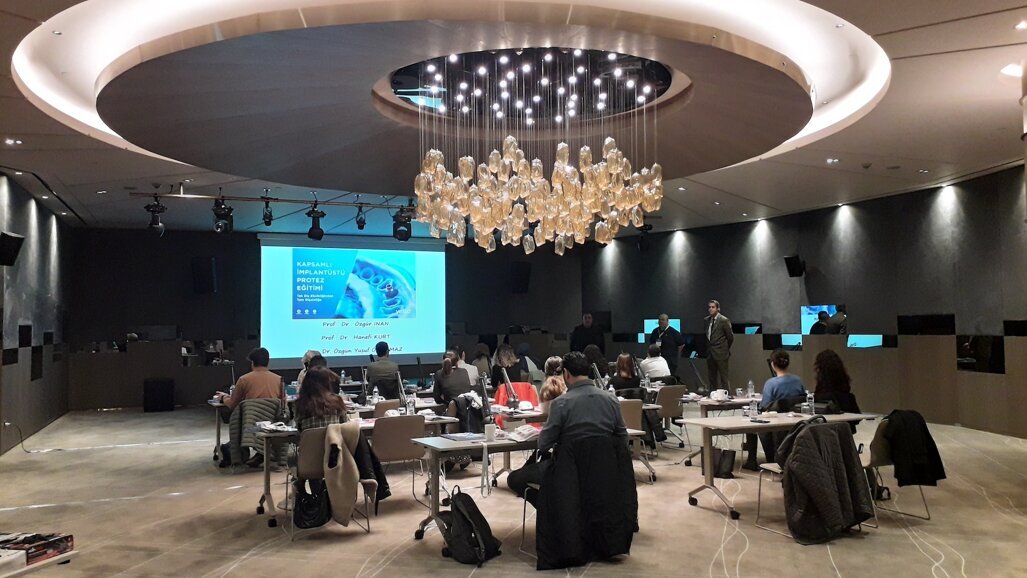 Straumann’ın Desteklediği İmplantüstü Protez Eğitimine Yoğun İlgi