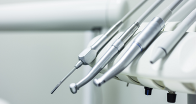 Instrumentenbruch bei Wurzelkanalbehandlung: Bohrer blieb im Kiefer