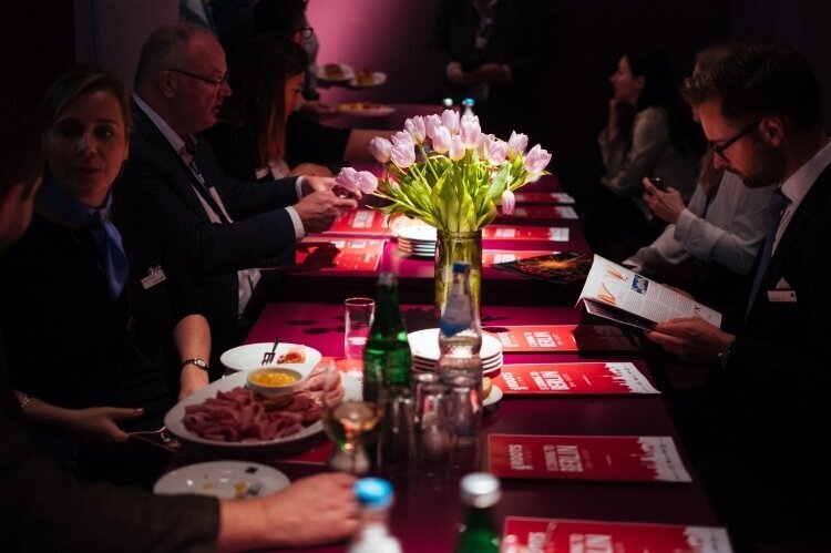 Setkání u oběda se zúčastnili členové a partneři skupiny ROOTS SUMMIT.