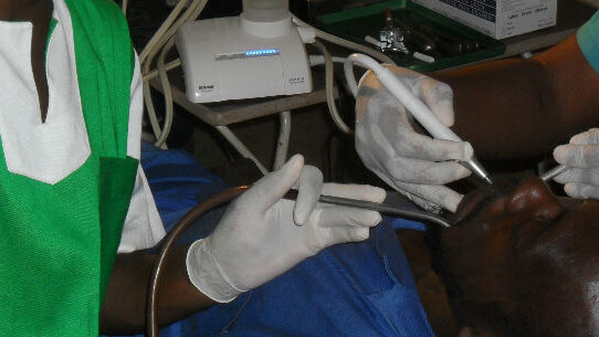 Dental-Aid International utilizza il Piezon miniMaster® di EMS per un progetto umanitario