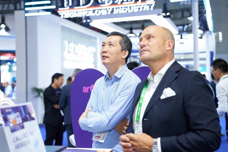 DTI representatives Jack Zheng (left) and Lars Hoffmann attended a software demonstration. 