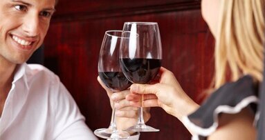 Incredibile scoperta: il vino rosso fa bene ai denti