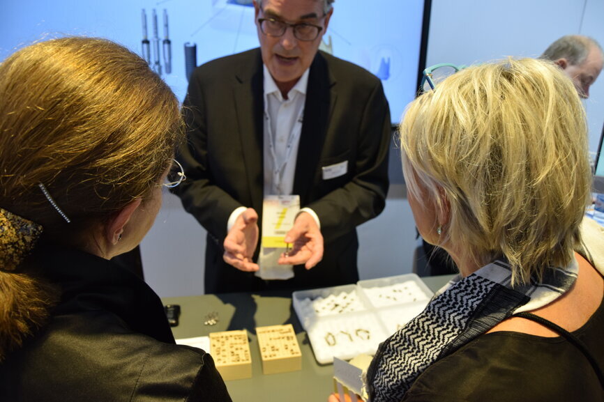 A Dentsply Sirona representative demonstrating the Astra Tech Implant System EV. (Photograph: Franziska Beier, DTI)