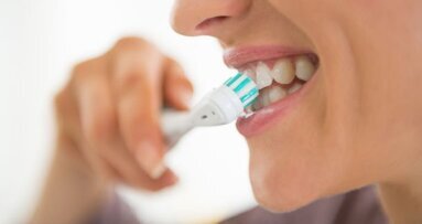 Design da cabeça das escovas de dente é determinante no crescimento de bactérias