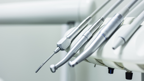 Instrumentenbruch bei Wurzelkanalbehandlung: Bohrer blieb im Kiefer