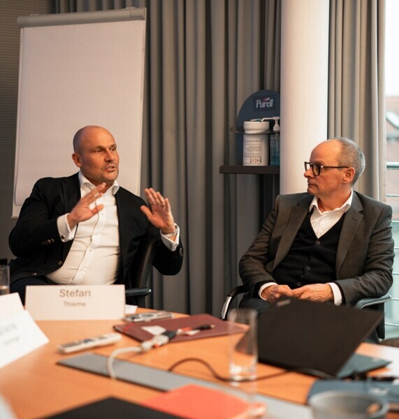 Lars Hoffmann (Dental Tribune International; left) and Stefan Thieme (OEMUS MEDIA). 
