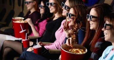 Comer pipoca pode atrapalhar percepção de comerciais em frequentadores de cinema