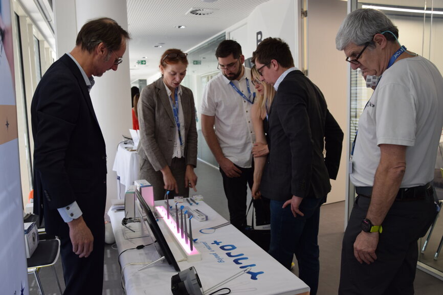 DHM Dental showcases dental mirror systems. 