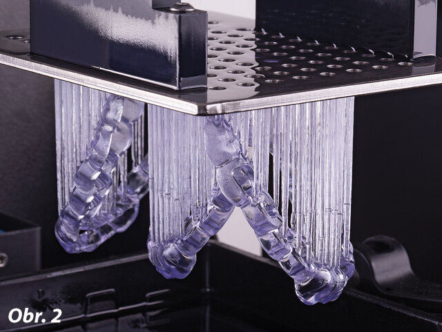 Polotovar implantační šablony zhotovený z FotoDent®guide na přístroji D30 (Rapid Shape GmbH)