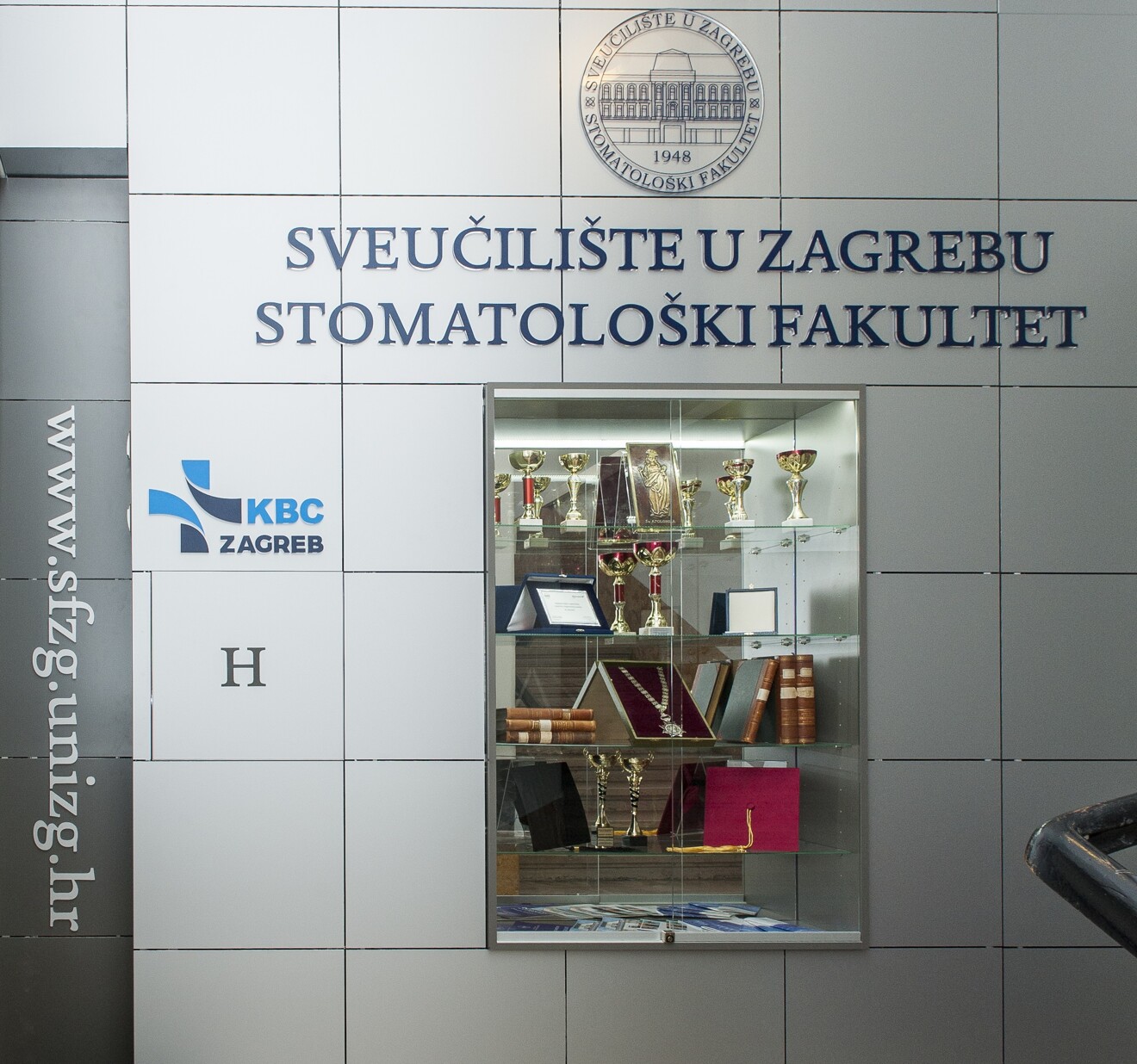 Izlog u prostorima Stomatološkog fakulteta.