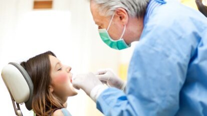 Tarieven mondzorg dalen, herijking uitgesteld