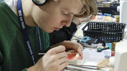 Attendee trie out products at the GC booth. (Image: Koelnmesse)