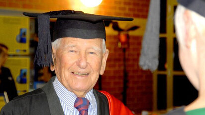 Bejaarde tandarts breekt eigen afstudeerrecord