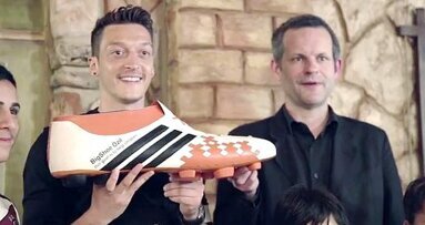 Lábio leporino e fenda palatina: Mesut Özil apoia projeto alemão