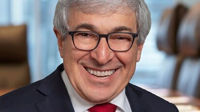 Stanley M. Bergman lascerà la carica di Chief Executive Officer di Henry Schein alla fine del 2025