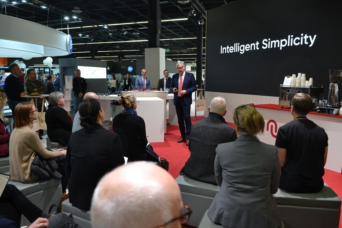 Dr Robert Gottlander, CEO and president of Neoss, presents the company’s motto. 