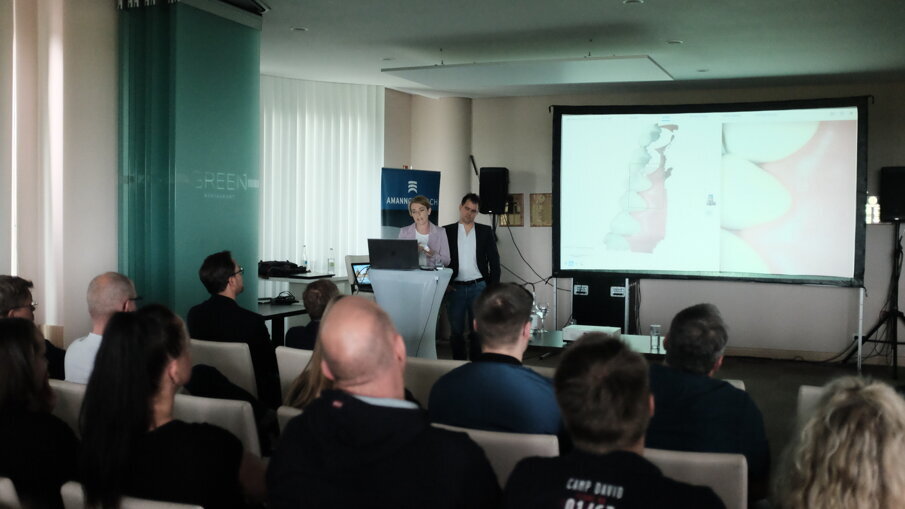 DRS-Expertin Wibke Rosin und Zahntechnikermeister Benjamin Votteler sprachen über den Einsatz des DRS-Systems in der zahnärztlichen Praxis. © Jeremy Booth, Dental Tribune International 
